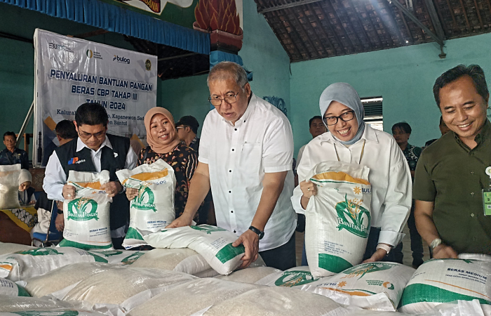 Direktur Utama Perum Bulog Bayu Krisnamurthi (tengah) saat meninjau penyaluran bantuan pangan beras CBP tahap ketiga di Kantor Kalurahan Argomulyo, Sedayu, Bantul, Kamis (1/8).