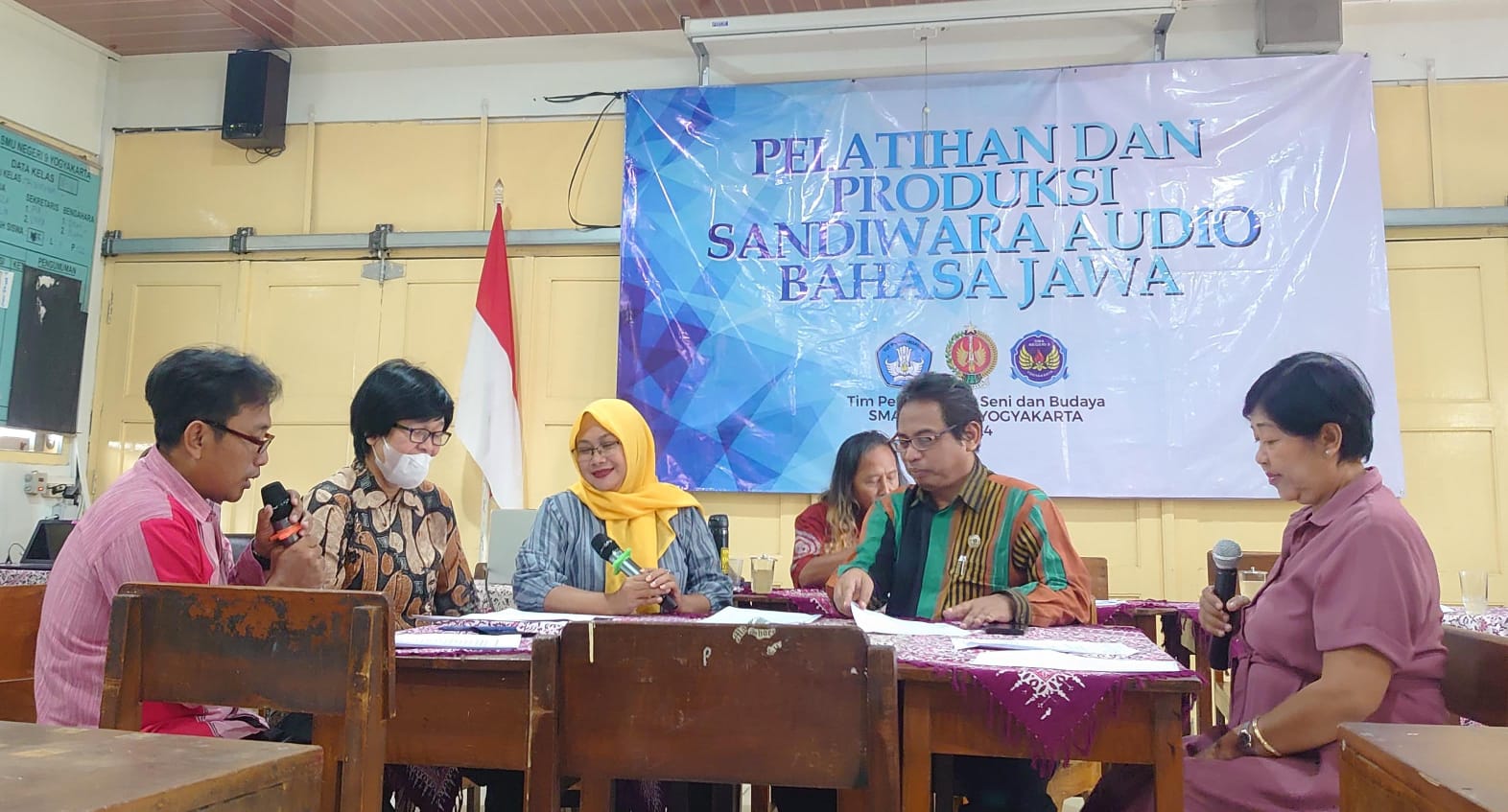DITERAPKAN - Tenaga pendidik SMAN 9 Jogja saat mengimplementasikan pendidikan khas Kejogjaan melalui sandiwara audio bahasa Jawa belum lama ini  (Doc SMAN 9 untuk Radar Jogja)