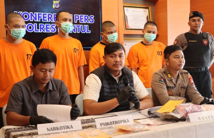 Jajaran Polres Bantul saat menghadirkan tersangka kasus penyalahgunaan obat-obatan terlarang dan narkoba dalam jumpa pers di Mapolres Bantul, Kamis (1/8/2024). (Dok. Polres Bantul)