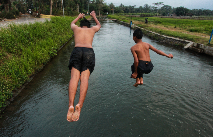 Anak-anak bermain air di Kanal Van Der Wijck, Kalurahan Banyurejo, Kapanewon Tempel, (1/8). Kasus kekerasan anak dengan mayoritas umur 11-17 tahun di wilayah Provinsi DIY meningkat di 2024
