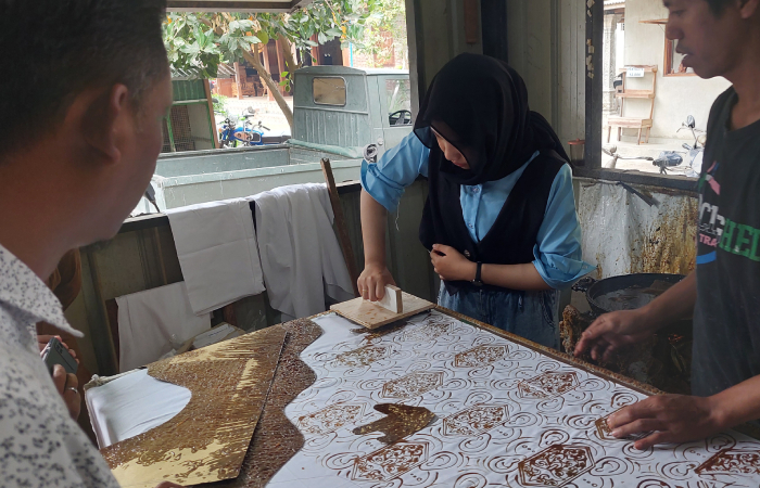 MEMBATIK: Pengunjung difabel dari Kutai Kartanegara membatik di Sembung Batik.ANOM BAGASKORO/RADAR JOGJA