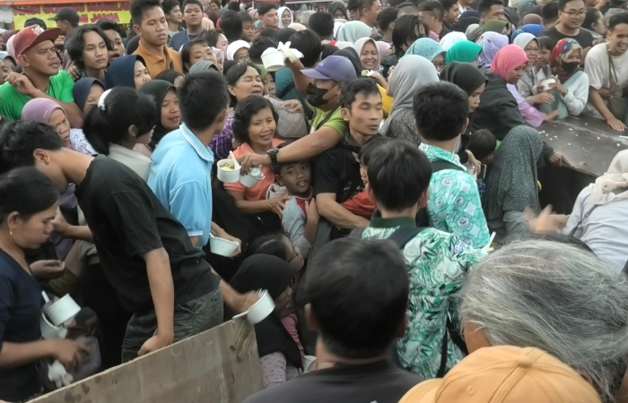 SEMARAK: Warga berdesak-desakan demi mendapatkan nasi goreng magelangan secara gratis di Alun-alun Kota Magelang, Kamis sore (1/8).NAILA NIHAYAH/RADAR JOGJA