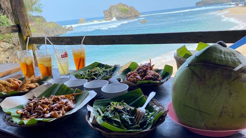 Menikmati seafood di Resto Jogo Segoro, Pantai Ngandong.