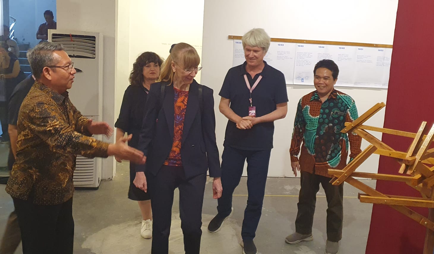 BANGGA - Rektor UII Fathul Wahid saat mendampingi Dubes RI Federal Jerman untuk Indonesia Ina Lepel dalam pameran learning from Mangunwijaya 2024 di Langgeng Art Foundation, Suryodiningratan, Jogja.