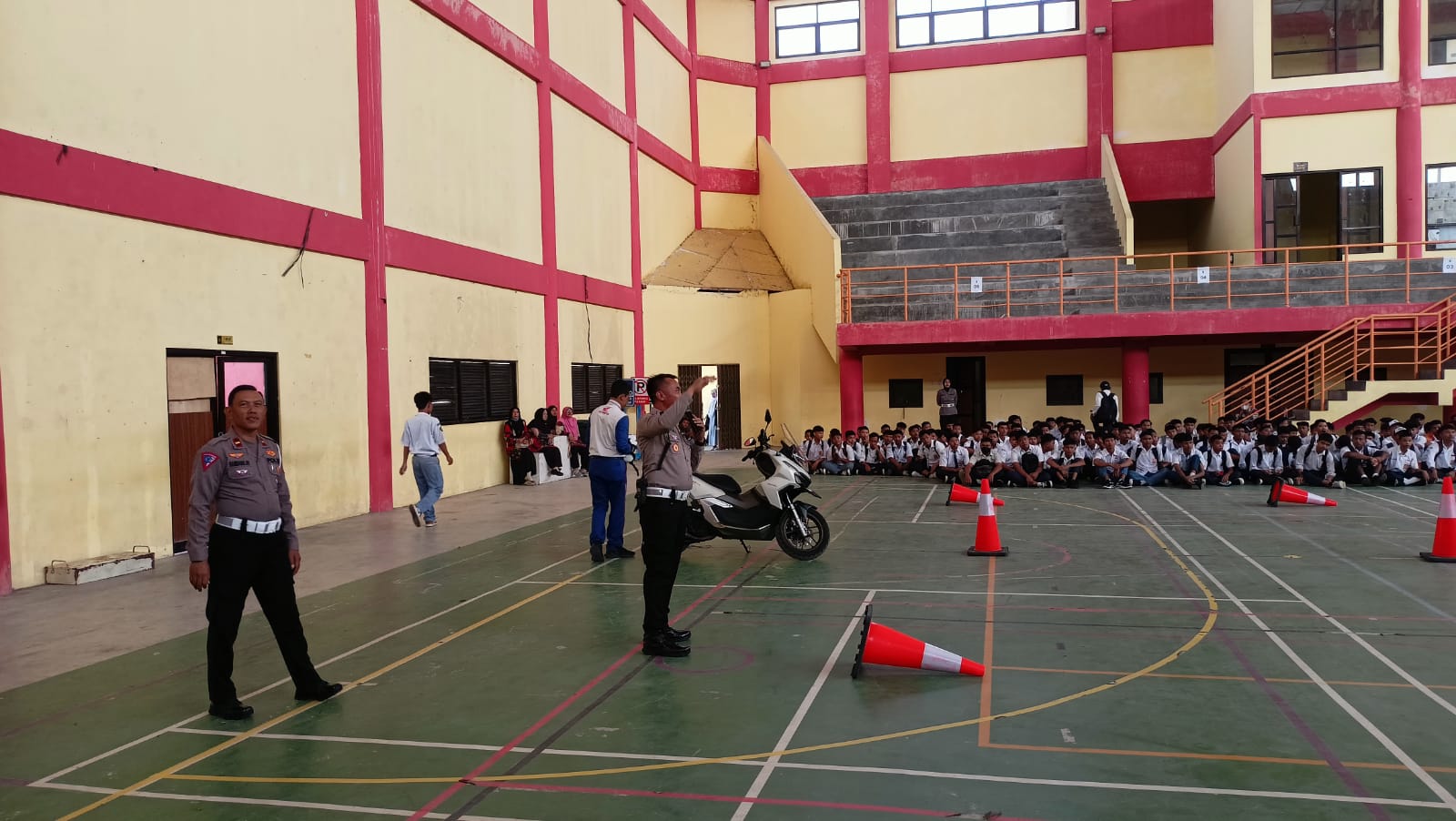 SAFETY RIDING: Kasatlantas memberikan bimbingan ke pelajar.&nbsp;