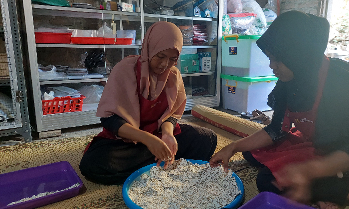 KERIPIK: Para penyandang disabilitas membuat keripik benguk di rumah produksi Mucuna Chips di Kulon Progo.ANOM BAGASKORO/RADAR JOGJA