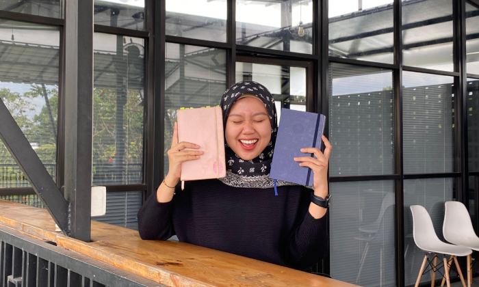 TEKUN: Syauqinada Ramadhanty menunjukkan koleksi journal yang sudah dilakukannya sejak 2017 silam.Dokumen Pribadi&nbsp;