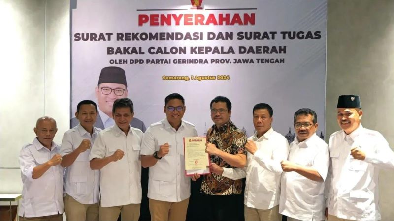 SIMBOLIS: Ketua DPD Partai Gerindra Provinsi Jateng (empat dari kiri) saat menyerahkan surat rekomendasi dan surat tugas bakal calon kepala daerah kepada pasangan Greng.