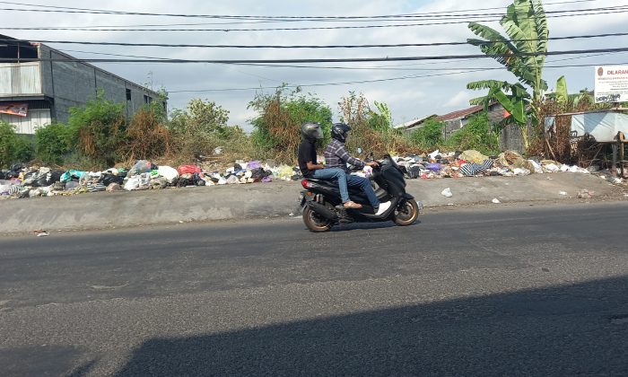 BERSERAKAN: Sampah di tepi Jalan Parangtritis wilayah Bantunharjo, Sewon, Bantul yang sudah menumpuk sejak sebulan lalu (2/8).Khairul Ma