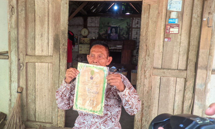 DILUPAKAN: Mbah Sarno saat ditemui wartawan di rumahnya, Padukuhan Susukan 2, Genjahan, Ponjong, Gunungkidul, (2/8).Andi May/Radar Jogja&nbsp;