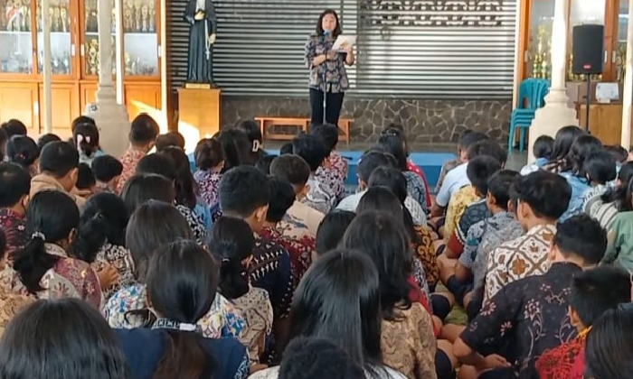 BOLEH KRITIS: Kegiatan literasi panggung menampilkan tembang macapat dan cerkak pada Jumat (2/8/2024).GUNAWAN/RADAR JOGJA