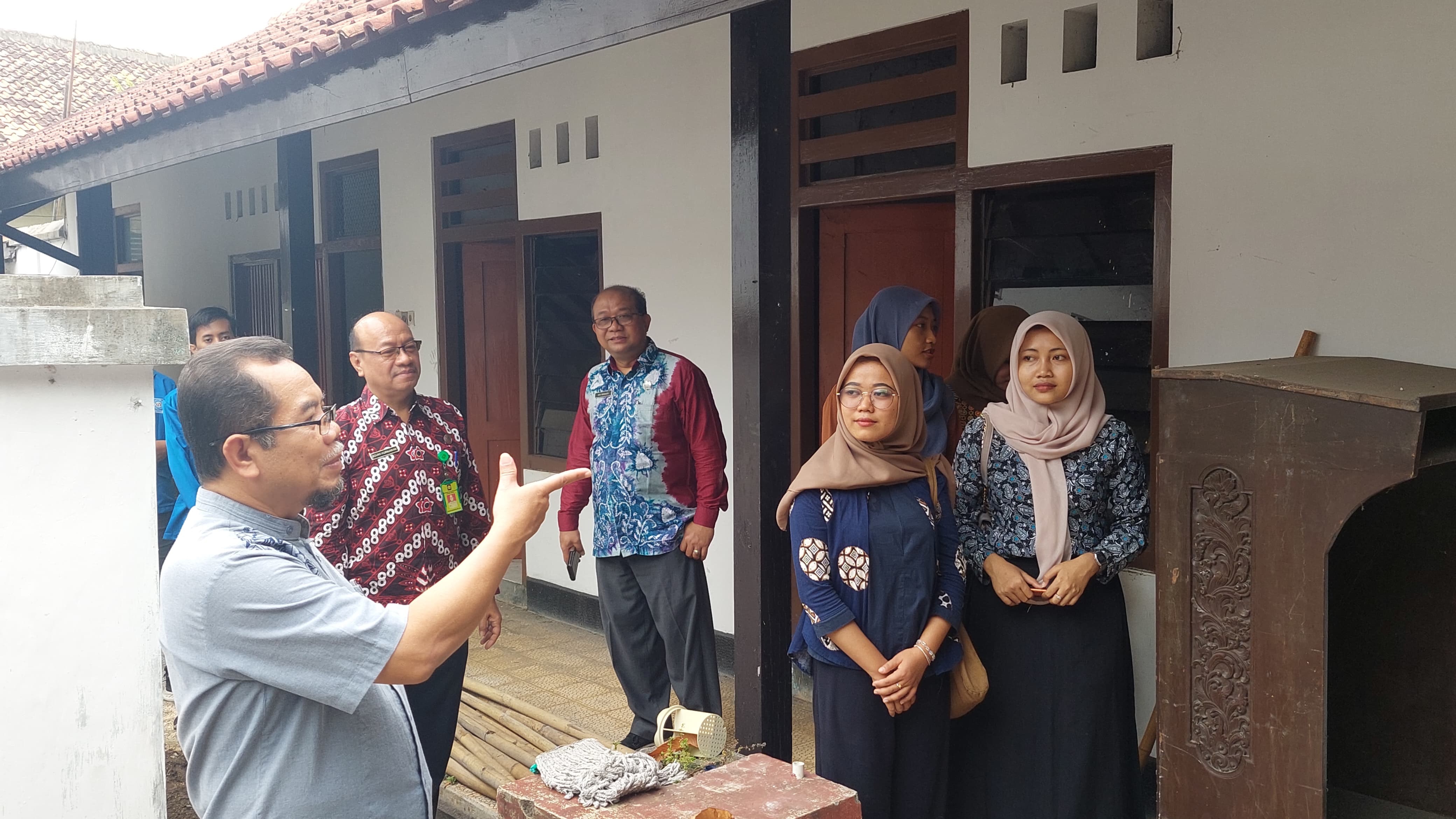 BERKELILING: Anggota IMKP diajak melihat gedung yang bisa digunakan untuk sekretariat.&nbsp;