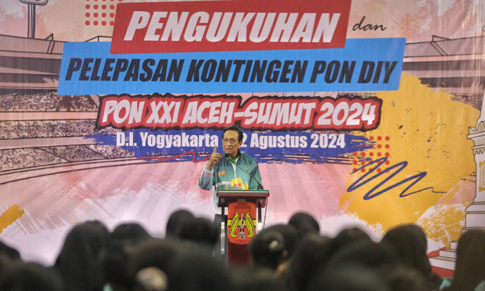 Gubernur&nbsp;DIY&nbsp;Hamengku Buwono X  saat Pengukuhan dan pelepasan kontingen PON DIY&nbsp;di Gedung Olahraga, Amongrogo, Jogja, Jumat (2/8).