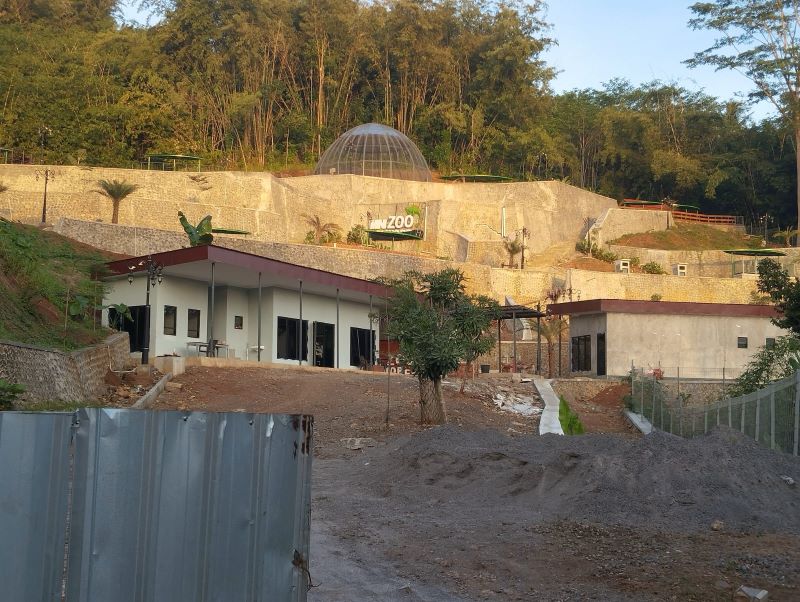 Suasana proyek Mini Zoo Purworejo sementara ini masih berhenti dan mangkrak.