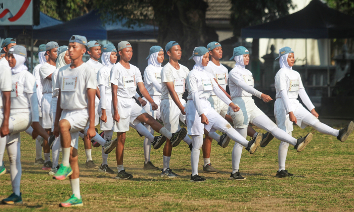 Anggota pasukan pengibar bendera (Paskibra) mengikuti latihan di Lapangan Pemkab Sleman.Guntur Aga Tirtana/Radar Jogja