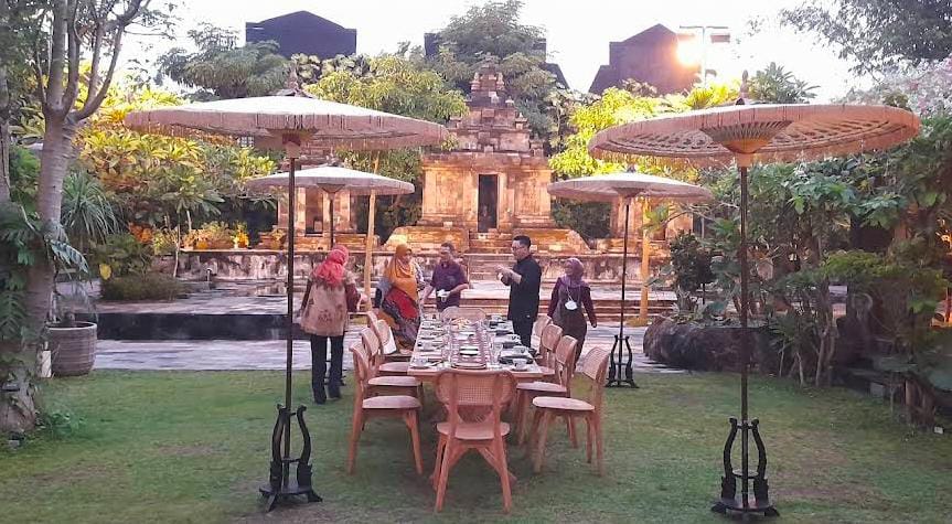 Menikmati Makanan Lezat dengan View Candi yang Megah (Google Maps)