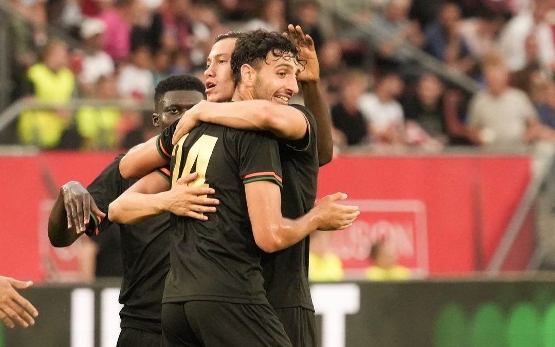 Penggawa Venezia termasuk Jay Idzes rayakan gol yang dicetak ke gawang FC Utrecht dalam pertandingan persahabatan (ig  veneziafc)