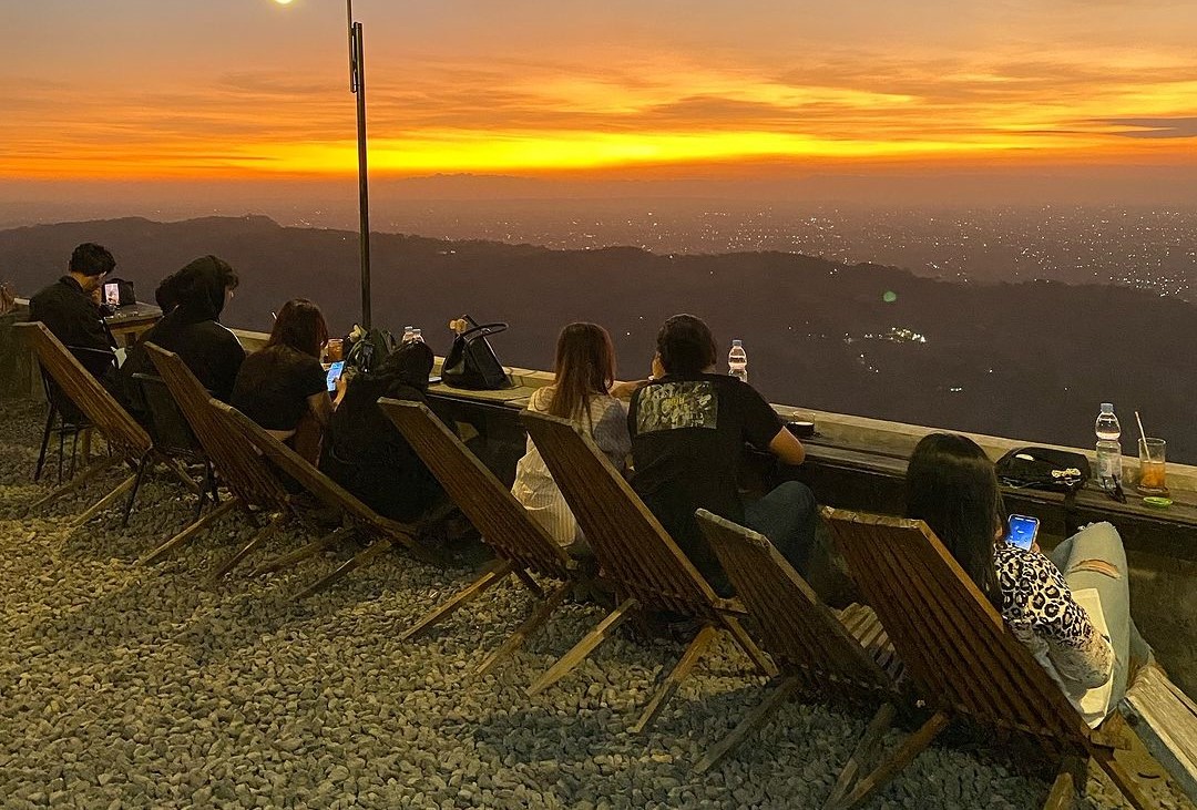 Suasana Indahnya Sunset di Kafe Sunset Del Coffee (IG: susnset_delcoffee)