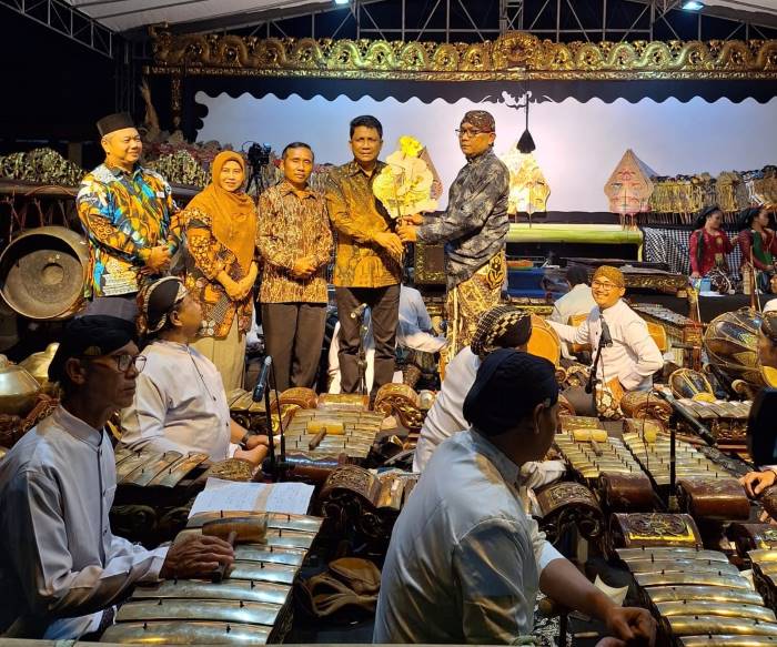 NGURI-URI BUDAYA: Ketua DPRD Kabupaten Sleman Haris Sugiharta SIP menyerahkan wayang Semar kepada dalang Ki Lingga Indarto.