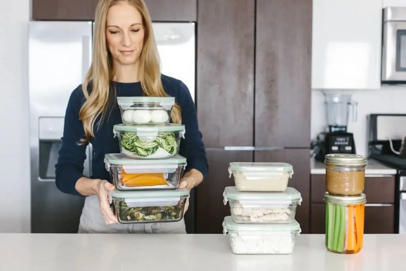 Panduan lengkap meal prep. Menyiapkan bahan makanan untuk beberapa hari ke depan.
