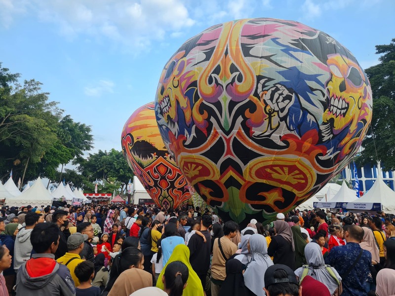 DAYA TARIK: Balon udara berbagai motif diterbangkan di Alun-alun Kota Magelang, Sabtu (3/8/2024).