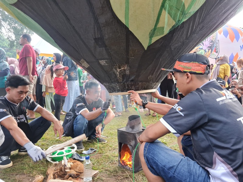 Peserta saat akan menerbangkan balon udara.