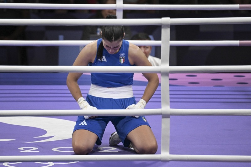 Angela Carini tak dapat menahan air matanya setelah hanya mampu bertahan selama 46 detik melawan petinju Aljazair, Imane Khelif, di North Paris Arena.