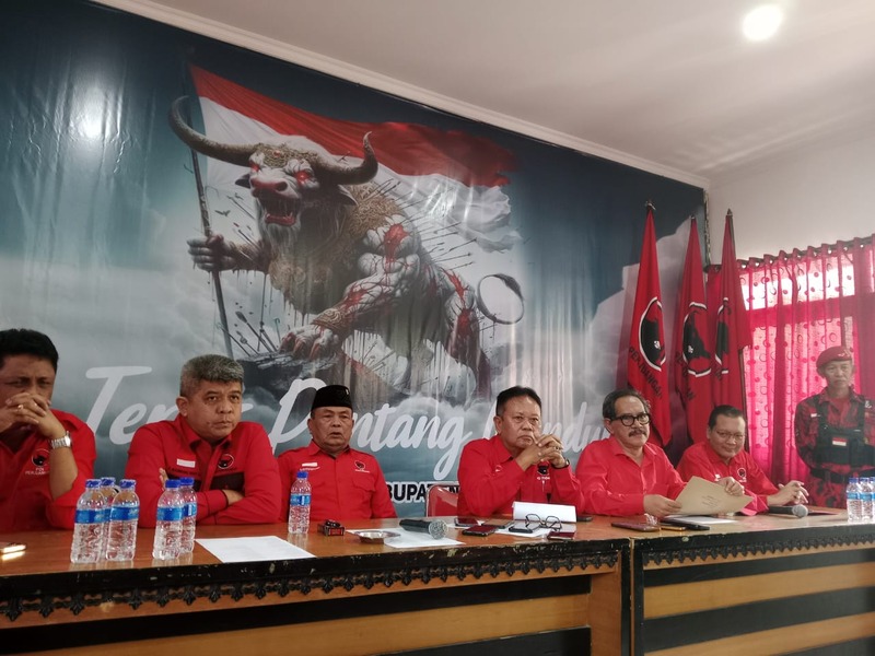Konferensi pers pemberian surat rekomendasi Harda Kiswaya dan Danang Maharsa oleh PDIP.