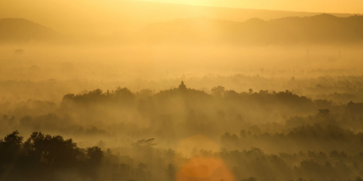 Pemandangan sunrise yang menakjubkan dari Punthuk Setumbu. (foto: dream.co.id)