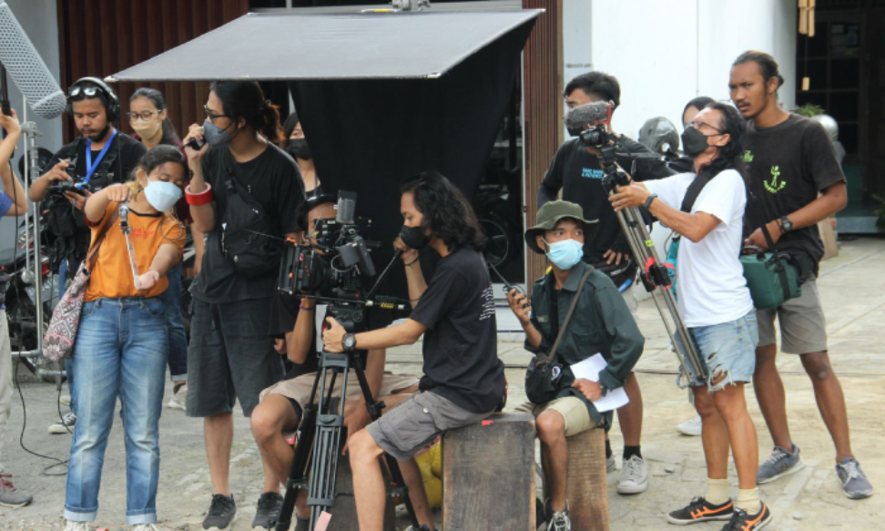 PROSES BUAT FILM: Proses pengambilan gambar yang dilakukan komunitas pada pembuatan salah satu film.Dokumentasi Cine Club Kulon Progo