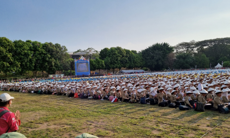 HARI TERAKHIR: Mahasiswa baru saat mengikuti agenda penutupan Pionir Universitas Gadjah Mada 2024 di Lapangan Pancasila depan Grha Sabha Pramana (GSP) UGM (3/8).Fahmi Fahriza/Radar Jogja&nbsp;