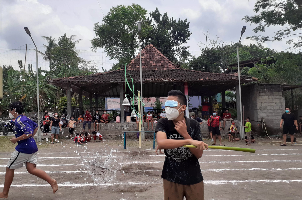 Semarak 17 Agustusan, lomba pukul air di Joglo Bolawen, Tlohoadi, Mlati Sleman.