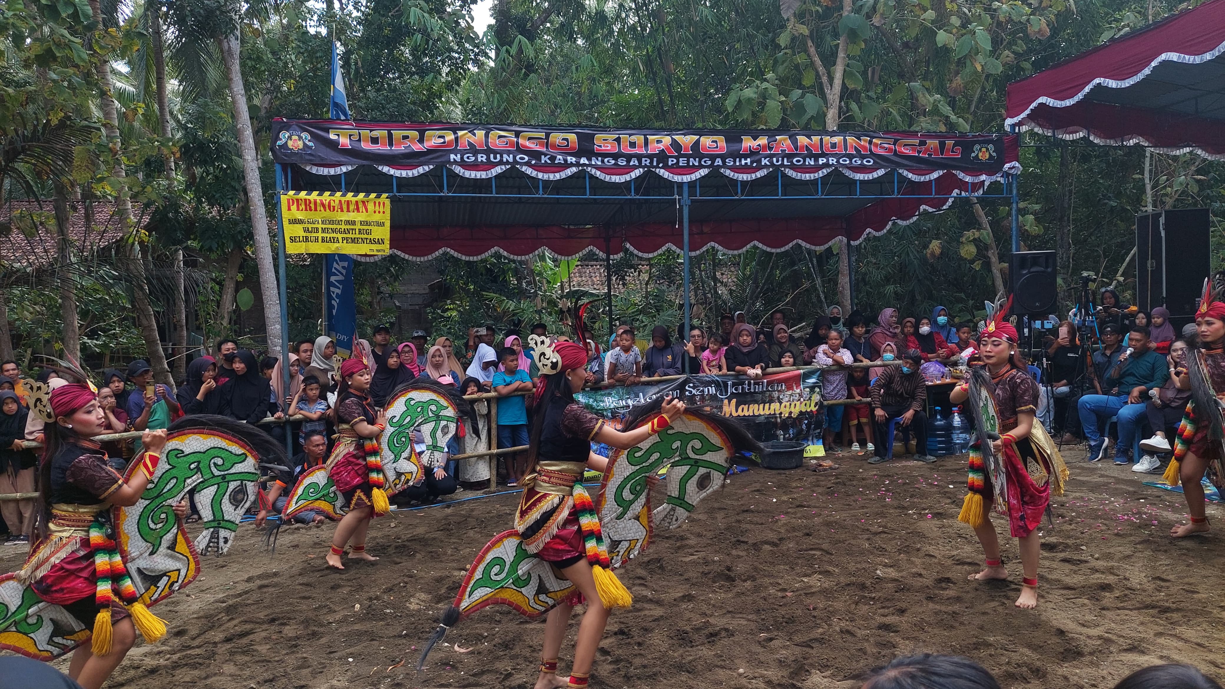 MERIAH: Penampilan kesenian Turonggo Suryo Manunggal di Pelataran Kirana Kulon Progo.