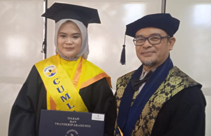SEMRINGAH: Rektor Untidar Prof Sugiyarto bersama wisudawan terbaik Desty Puteri Hardyati usai melaksanakan rangkaian prosesi wisuda Sabtu (3/8).