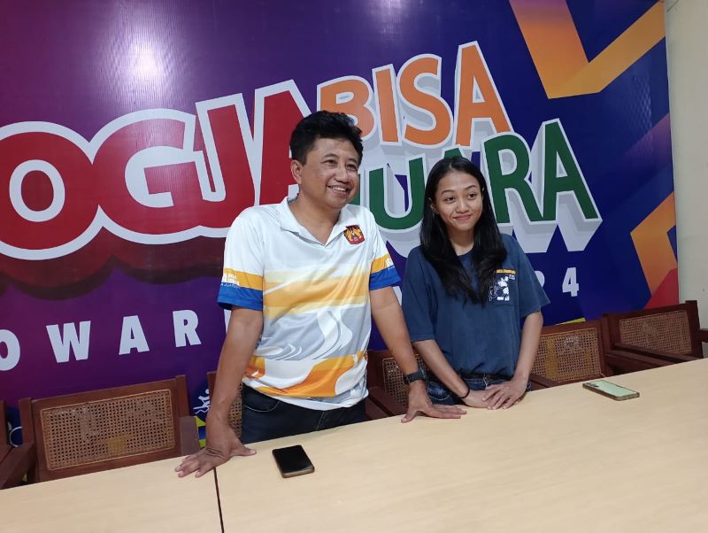 Keterangan Ketua umum IODI DIY Sasongko Iswandaru (kiri) dan Pelatih Dancesport DIY Victoria Lady (kanan) saat di Kantor KONI DIY