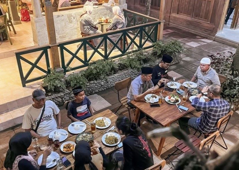 Suasana makan bersama keluarga di Semenaak Warung & Kopi