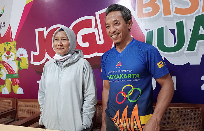 OPTIMISTIS: Kabid Binpres Pengda FPTI DIY Sultoni Sulaiman (kanan) dan Bendahara Umum Pengda FPTI DIY Etti Hendrawati (kiri) saat di Kantor KONI DIY.