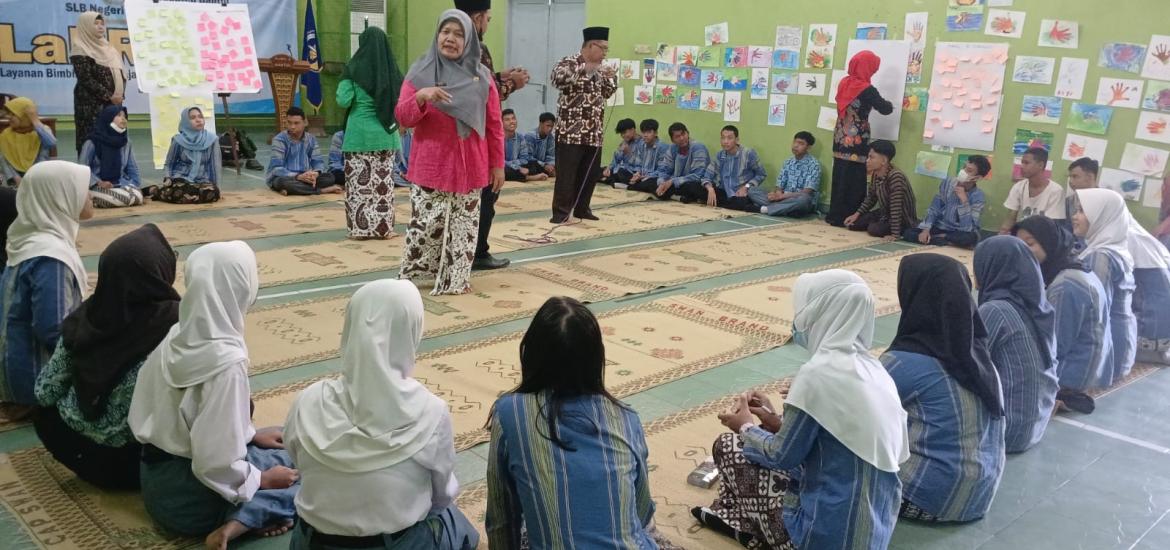 Tim dari Kankemenag Kabupaten Bantul berdiri di hadapan murid saat menjadi fasilitator kegiatan Labrusi di salah satu SLB belum lama ini  (Doc Kepala Kankemenag Bantul untuk Radar Jogja)