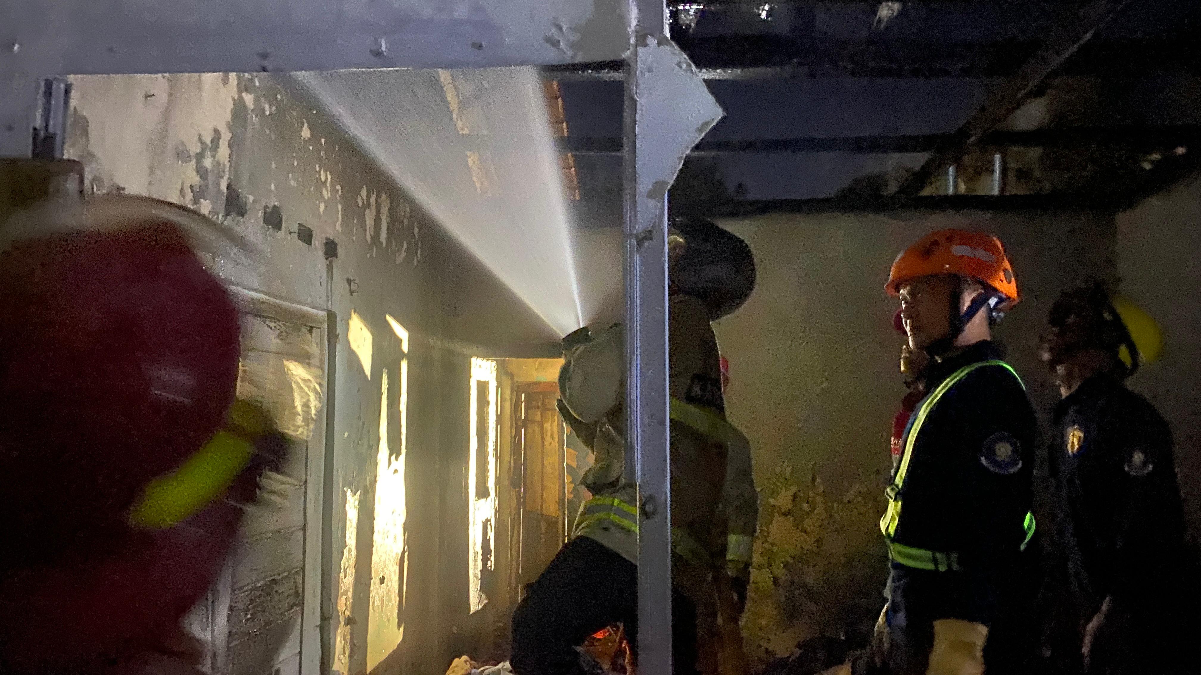 Petugas pemadam kebakaran saat memadamkan api di rumah warga Bendosari, Madurejo, Prambanan