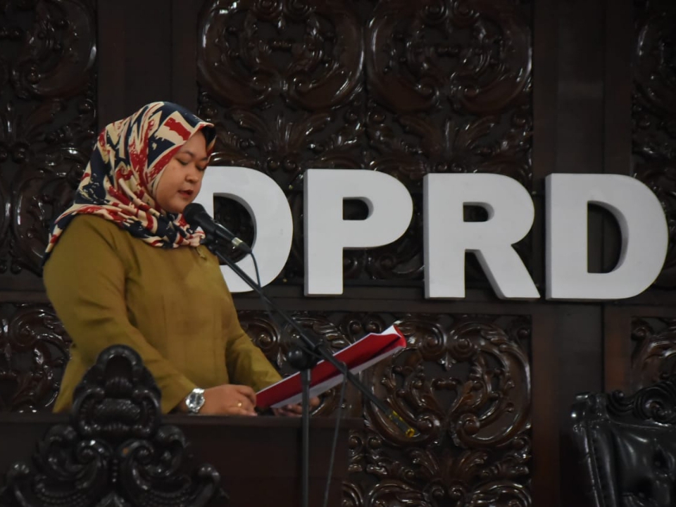 CALON PIMPINAN : Politisi PDIP Fitria Handini membacakan pemandangan umum fraksi saat rapat paripurna DPRD Kebumen.