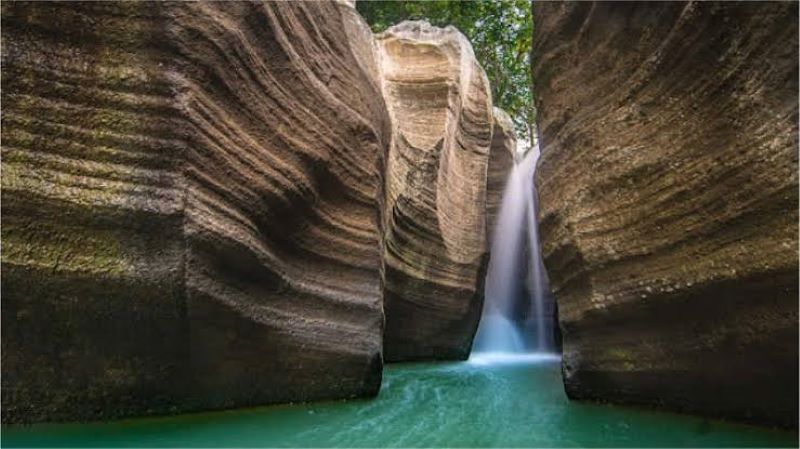 Berlokasikan di Gunung Kidul, Air Terjun Luweng Sampang menjadi favorit wisatawan.