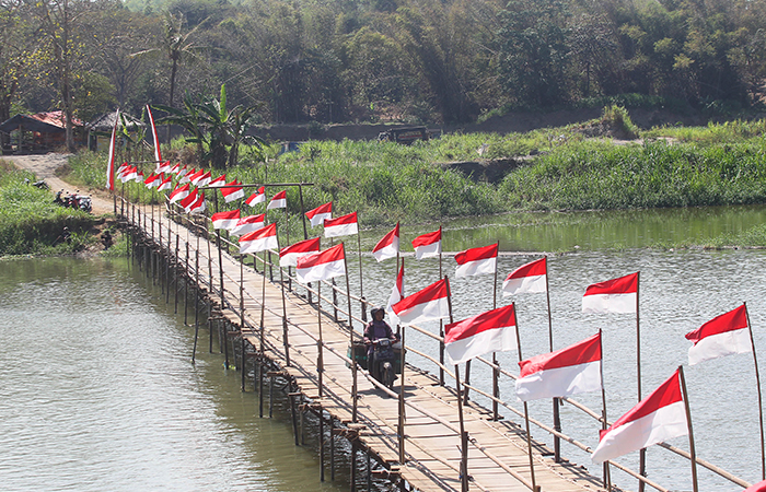 Bendera Merah Putih Hiasi Jembatan Sesek. GUNTUR AGA TIRTANA/RADAR JOGJA