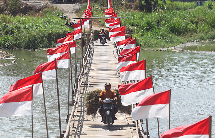 Bendera Merah Putih Hiasi Jembatan Sesek. GUNTUR AGA TIRTANA/RADAR JOGJA