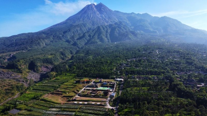 Menikmati kemegahan Gunung Merapi dengan berkemah di Teras Merapi.