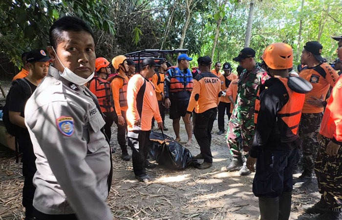 EVAKUASI: Jenazah Rohadi yang ditemukan usai tenggelam di Sungai Opak, Bantul (5/8).Dokumentasi Humas Polres Bantul