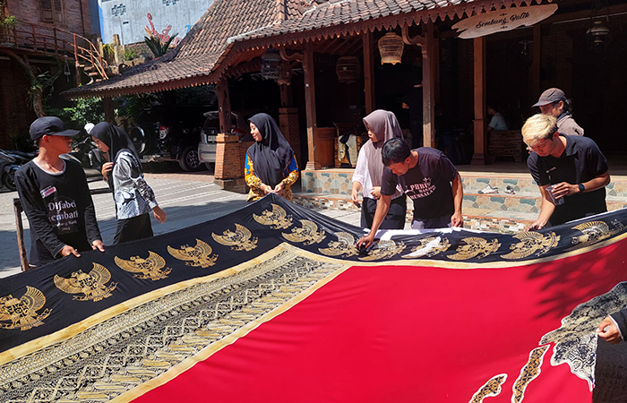 PEWARNAAN: Puluhan orang ikut mewarnai batik Nusantara Untuk Indonesia.ANOM BAGASKORO/RADAR JOGJA