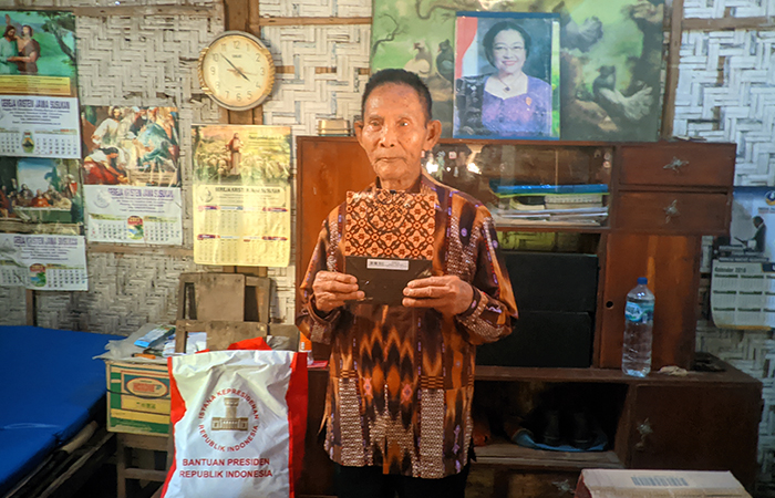 Mbah Sarno saat menerima bantuan sembako dari Staff Khusus Kepresidenan RI di rumahnya, Senin (5/8).Andi May/Radar Jogja