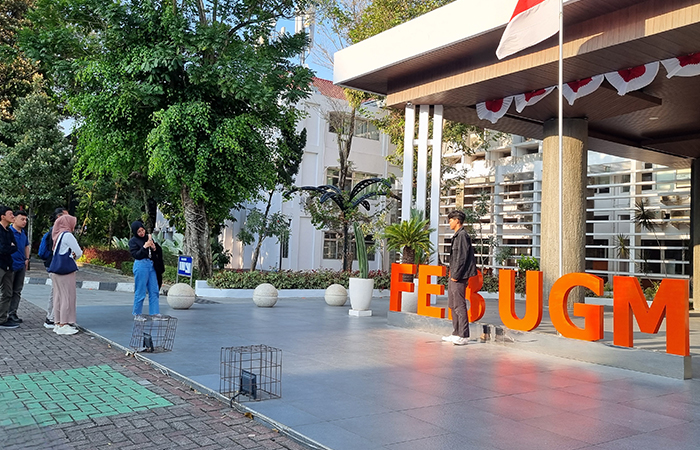 Mahasiswa saat berfoto di depan gedung FEB UGM.Fahmi Fahriza/RADAR JOGJA