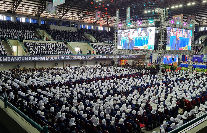 HARI PERTAMA: Ribuan mahasiswa mengikuti upacara penerimaan mahasiswa baru angkatan 2024 di GOR UNY (5/8).Fahmi Fahriza/Radar Jogja&nbsp;