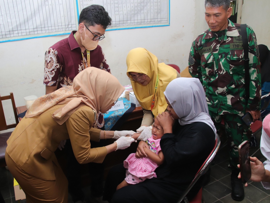 DEKAT MASYARAKAT : Wakil Bupati Kebumen Ristawati Purwaningsih ikut ambil bagian saat peluncuran program screening TB balita stunting di Desa Kuwayuhan, Kecamatan Pejagoan, Senin (5/8).
